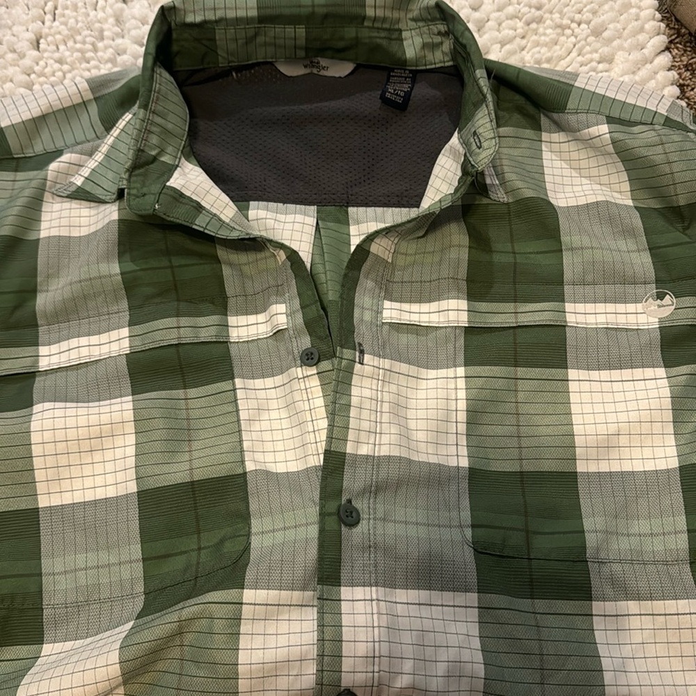 Men’s Wrangler plaid short sleeve shirt
